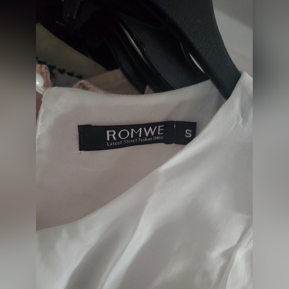 Romwe White Ruffle Top - Picture 2 of 2